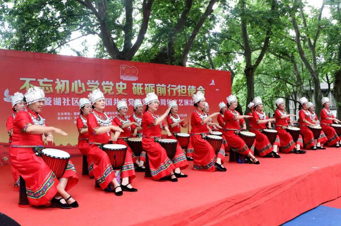 司机油门当刹车,将行人卷入车底拖行,驾车出行该怎样保证安全?- 专业有问必答平台
