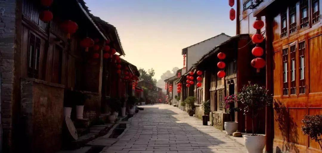 抓住某一事物的特点，描写多种色彩的句子游戏画面